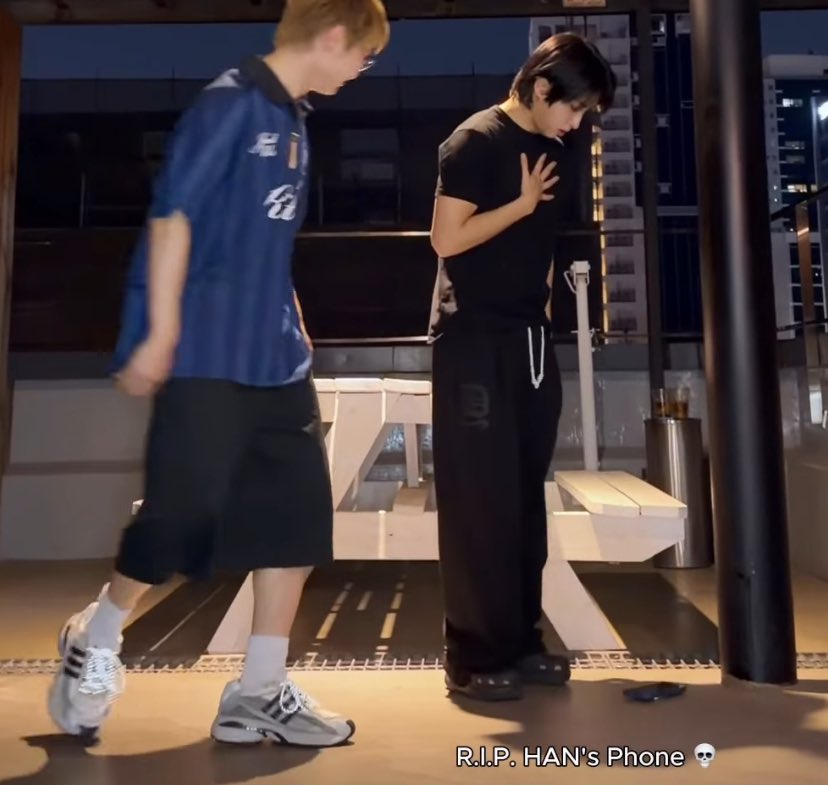 witch1vy's tweet photo. not han dropping his phone 😭 https://t.co/sPkwGvgGlU
