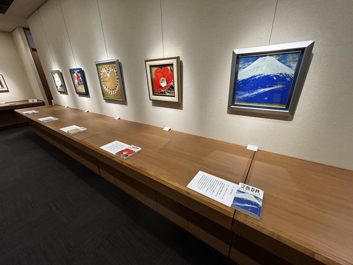 kaihoubou's tweet photo. 村上裕二画伯の展覧会に足を運んできました
今回は「文藝春秋」の表紙絵の原画を集めたもので圧巻でした

當麻寺中之坊に納められている村上裕二画伯「龍游図」は今年の秋も11月後半に公開予定ですが、画伯はこれから客殿「太子殿」の襖絵も描いてくださる予定ですので、楽しみに待ちたいと思います。 https://t.co/NMgXkMz5ex