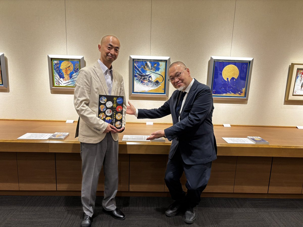 kaihoubou's tweet photo. 村上裕二画伯の展覧会に足を運んできました
今回は「文藝春秋」の表紙絵の原画を集めたもので圧巻でした

當麻寺中之坊に納められている村上裕二画伯「龍游図」は今年の秋も11月後半に公開予定ですが、画伯はこれから客殿「太子殿」の襖絵も描いてくださる予定ですので、楽しみに待ちたいと思います。 https://t.co/NMgXkMz5ex