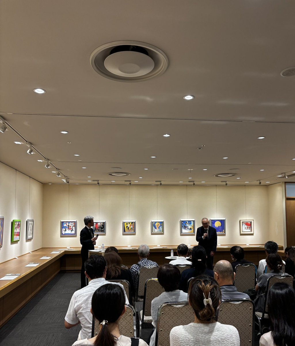 kaihoubou's tweet photo. 村上裕二画伯の展覧会に足を運んできました
今回は「文藝春秋」の表紙絵の原画を集めたもので圧巻でした

當麻寺中之坊に納められている村上裕二画伯「龍游図」は今年の秋も11月後半に公開予定ですが、画伯はこれから客殿「太子殿」の襖絵も描いてくださる予定ですので、楽しみに待ちたいと思います。 https://t.co/NMgXkMz5ex