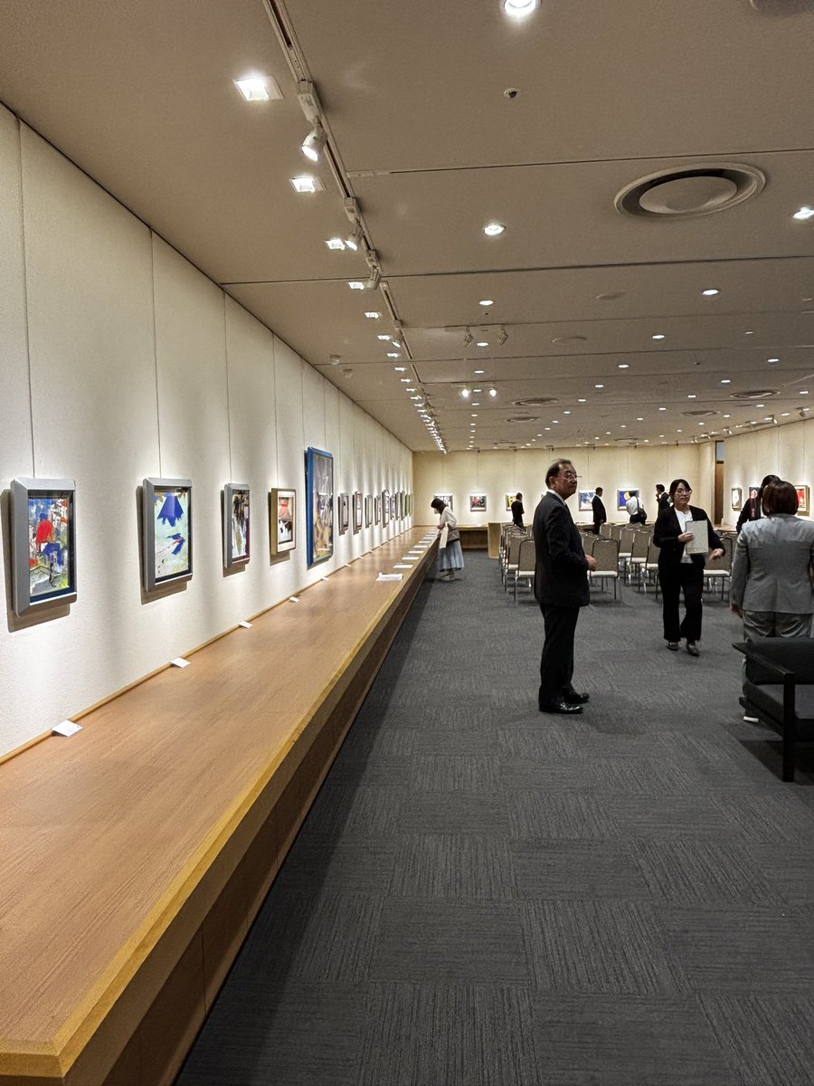 kaihoubou's tweet photo. 村上裕二画伯の展覧会に足を運んできました
今回は「文藝春秋」の表紙絵の原画を集めたもので圧巻でした

當麻寺中之坊に納められている村上裕二画伯「龍游図」は今年の秋も11月後半に公開予定ですが、画伯はこれから客殿「太子殿」の襖絵も描いてくださる予定ですので、楽しみに待ちたいと思います。 https://t.co/NMgXkMz5ex