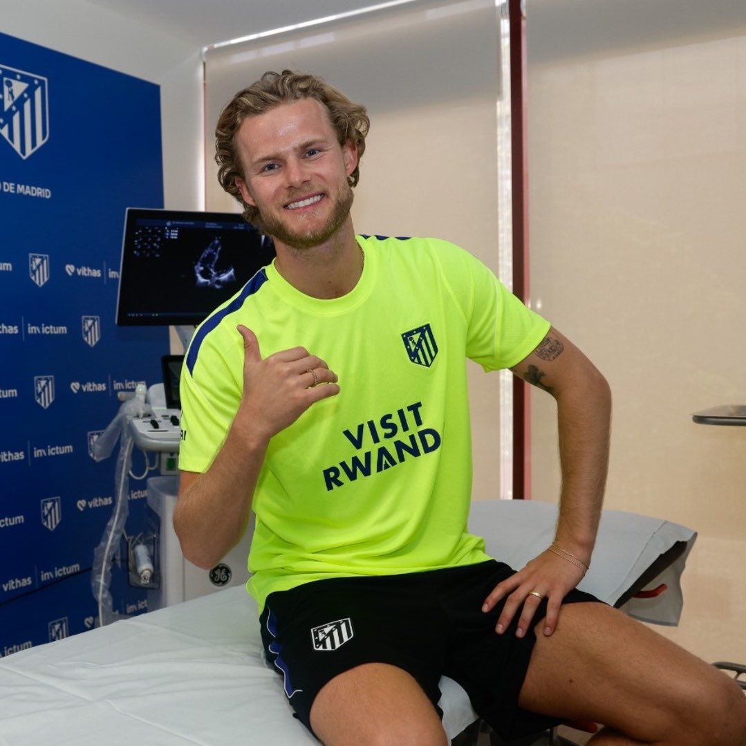 atletiuniverse's tweet photo. 🚨🇩🇰 Negotiations between Atlético Madrid and Sporting for Morten Hjulmand were not easy. There was also some nervousness from the player's side.

However, Gil Marin settled it with one sentence: "We’re not Barcelona—we won’t leave them high and dry."

@marqoss https://t.co/KLxAMVsNgP