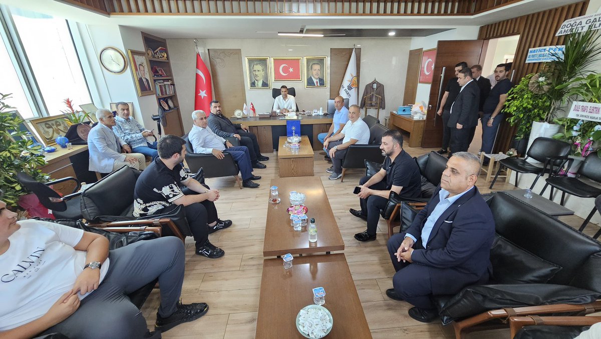 OMehmetoglu21's tweet photo. 📍 AK Parti Diyarbakır İl Başkanlığı

Yönetim kurulu üyelerimizle birlikte, AK Parti Diyarbakır İl Başkanlığı görevine atanan kıymetli İl Başkanımız Sayın Hamit Sümer’i ziyaret ederek hayırlı olsun dileklerimizi ilettik.

Güler yüzü, samimiyeti ve misafirperverliği için kendisine gönülden teşekkür ediyorum. İnşallah birlik ve beraberlik içerisinde, Diyarbakır’ımız ve teşkilatımız için omuz omuza güzel hizmetlere imza atacağız.

Rabbim yolunu ve bahtını açık eylesin. Görevinde üstün başarılar diliyor, bu kutlu görevin kendisi ve teşkilatımız için hayırlara vesile olmasını temenni ediyorum.
@abuyukgumus @hakanaksu058 @AvukatErsanAksu @HamitSumer21 @Kepoluasuna @GalipEnsarioglu @mehmetsaityaz