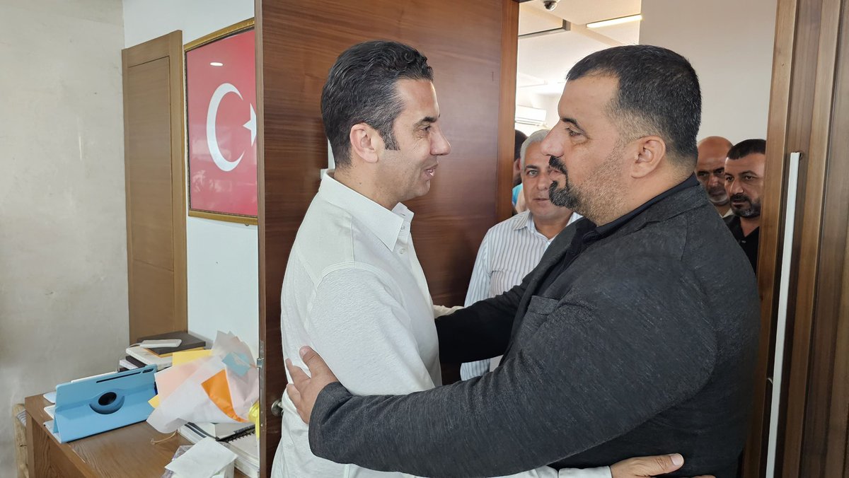OMehmetoglu21's tweet photo. 📍 AK Parti Diyarbakır İl Başkanlığı

Yönetim kurulu üyelerimizle birlikte, AK Parti Diyarbakır İl Başkanlığı görevine atanan kıymetli İl Başkanımız Sayın Hamit Sümer’i ziyaret ederek hayırlı olsun dileklerimizi ilettik.

Güler yüzü, samimiyeti ve misafirperverliği için kendisine gönülden teşekkür ediyorum. İnşallah birlik ve beraberlik içerisinde, Diyarbakır’ımız ve teşkilatımız için omuz omuza güzel hizmetlere imza atacağız.

Rabbim yolunu ve bahtını açık eylesin. Görevinde üstün başarılar diliyor, bu kutlu görevin kendisi ve teşkilatımız için hayırlara vesile olmasını temenni ediyorum.
@abuyukgumus @hakanaksu058 @AvukatErsanAksu @HamitSumer21 @Kepoluasuna @GalipEnsarioglu @mehmetsaityaz