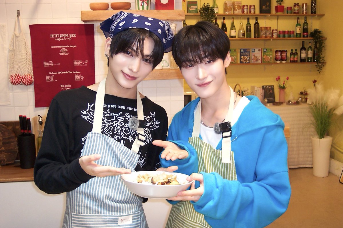 ALL_H_OURS's tweet photo. [🎠]
주문하신 ‘미남이 직접 만들어주는 타코야키’ 나왔습니다~🧑🏻‍🍳🧑🏻‍🍳💙

#ALL_H_OURS #올아워즈 https://t.co/gcbrHd5C9A