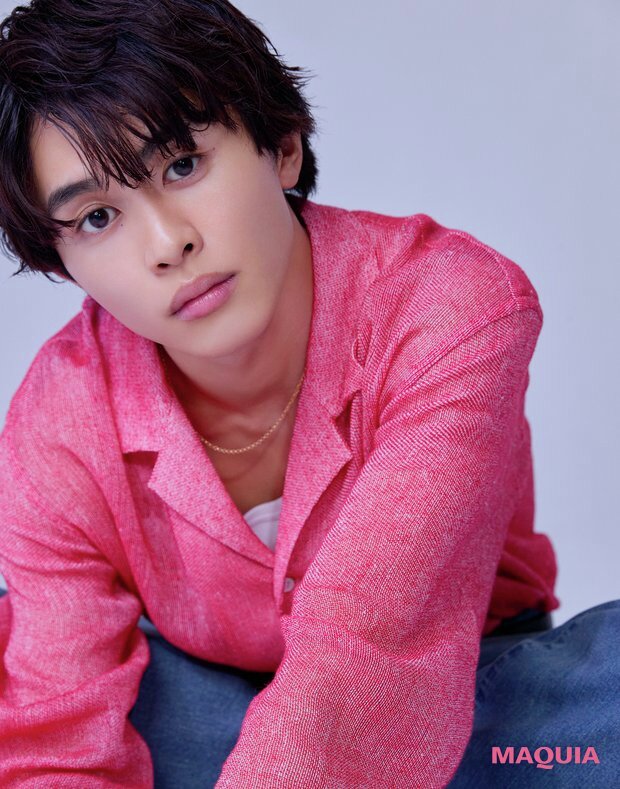 maquia_magazine's tweet photo. #超特急 #草川拓弥 さん💚✨
周りの方から「意外だね」と言われるような一面は？

草川さん「結構人見知りなので、初対面の方には自分から距離を縮めることができず、「冷たそう」とか「恐そう」と言われることが多いんです。でも意外と感情表現は豊かなタイプ。仲良くなると、開放的ですし、結構テンションも高めなのでびっくりされます（笑）。超特急のメンバーが集まる楽屋は、まるで男子校のような騒ぎですよ。」

🔗インタビューはこちら
https://t.co/r8ud2fuWFL