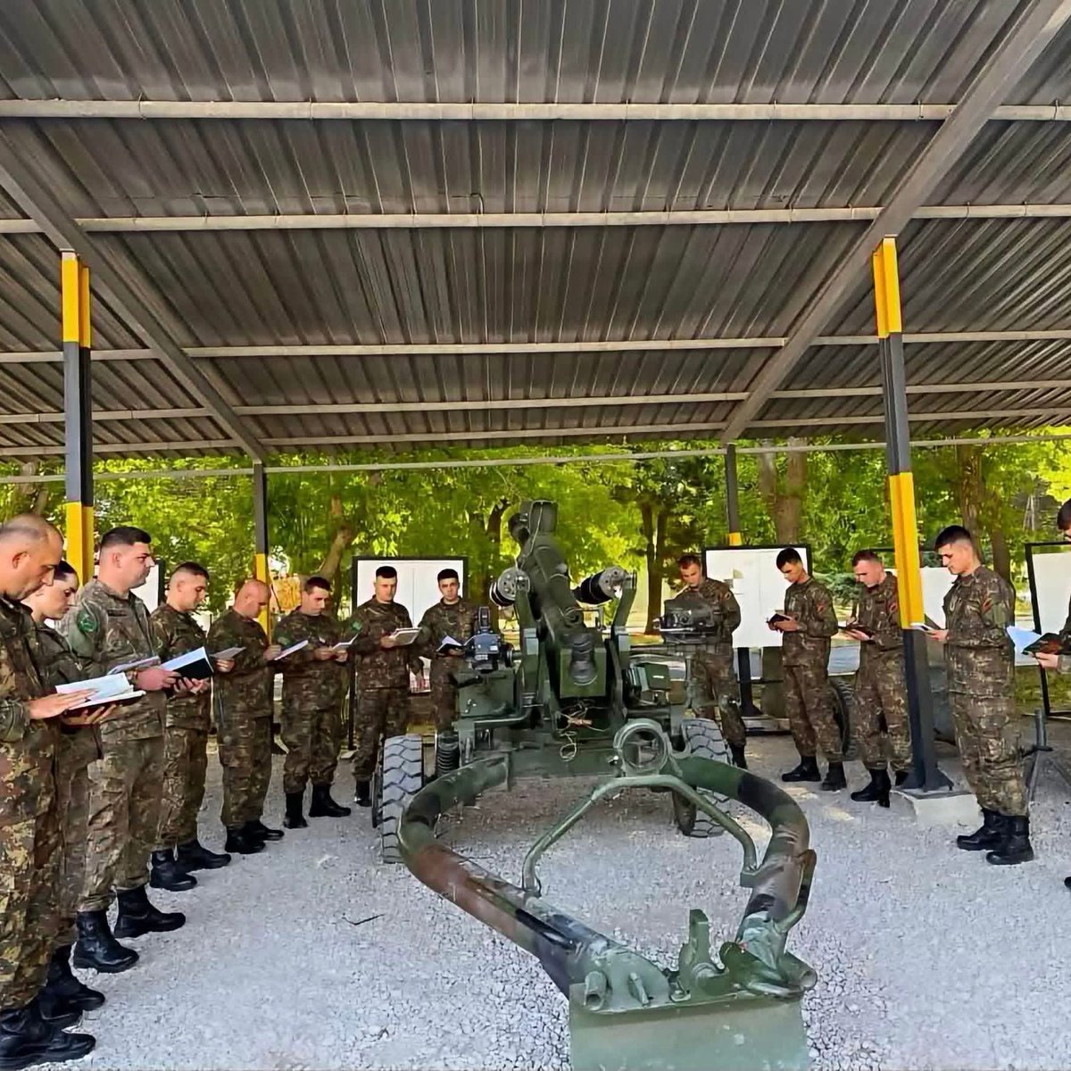 mightykosovo's tweet photo. 🇦🇱🪖🇹🇷 - Albanian army soldiers training with their newly acquired 105mm Boran artillery https://t.co/bav0yjXOx4