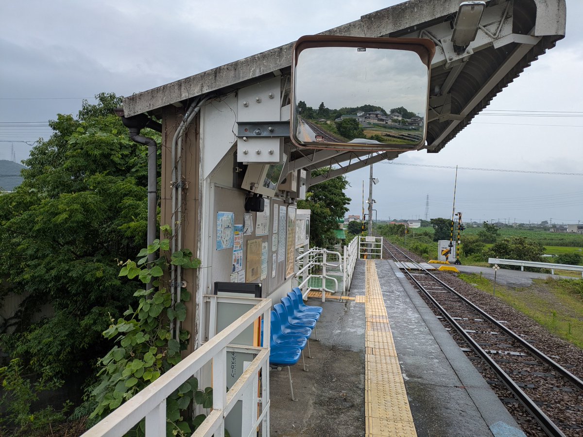 geky3zen's tweet photo. 教会前からは徳島方面に進めて鳴門線単独駅の中では最後の駅となる阿波大谷駅で下車。ここも片面ホームの駅で駅舎は無くホーム上にわずかに上屋とベンチがあるだけです。結局鳴門線内の途中駅は全て交換不可能な棒線駅ということになります。出入口は東側に一か所あるだけでスロープになっています。 https://t.co/cV7LGuUwnb