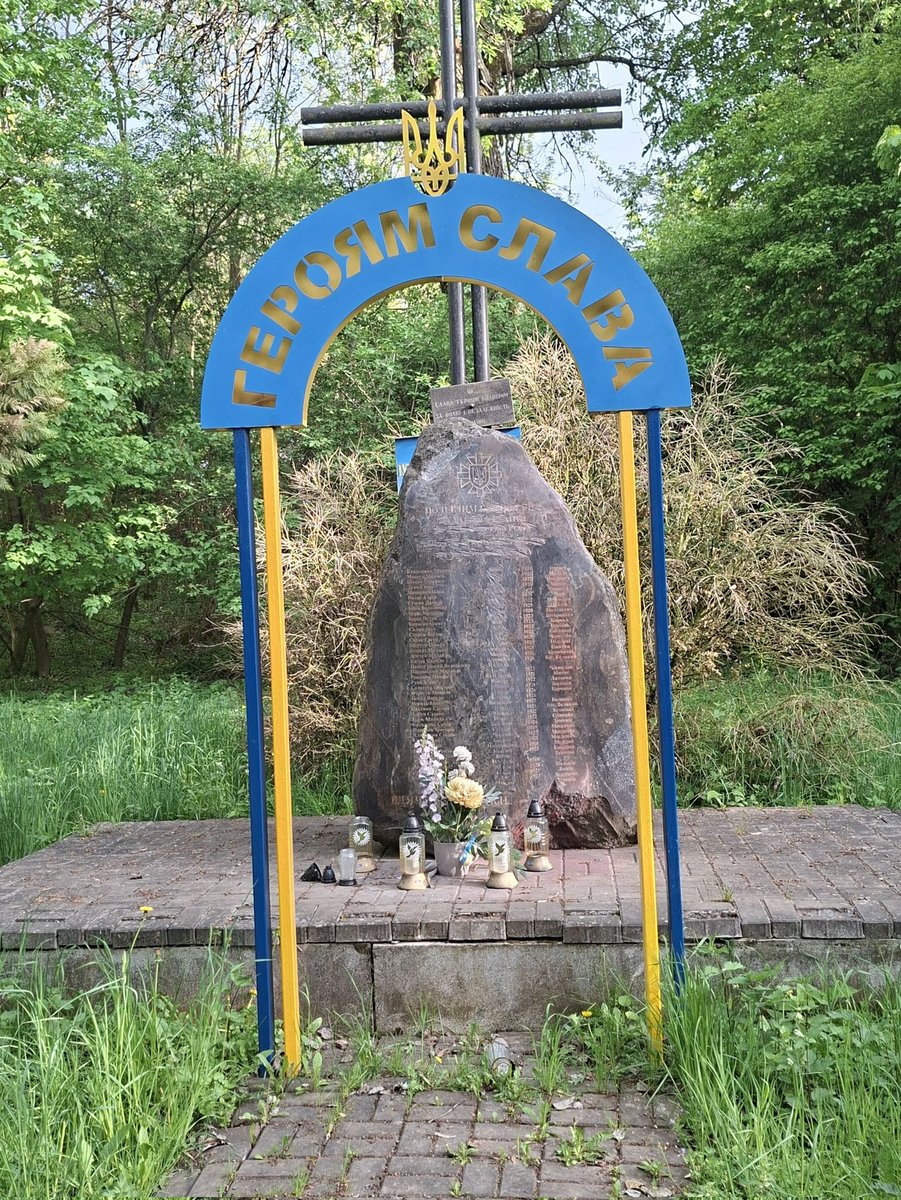 coolfonpl's tweet photo. Z cyklu nielegalne pomniki UPA: 

W tym roku odnowiono nielegalny pomnik dodając łuk triumfalny z hasłem pochwalającym morderców Polaków.

Wioska Białystok poło Przewodowa, gmina Dołhobyczów (koordynaty 50.493288, 23.933723). https://t.co/dA3hoBOtNh