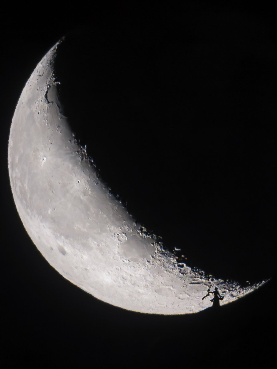 shingo_camera's tweet photo. 2.5km離れた山の頂上に人に立ってもらって下から望遠レンズで月と合わせようとした撮影がめちゃくちゃ楽しかった。 https://t.co/CPmSgGNj1s