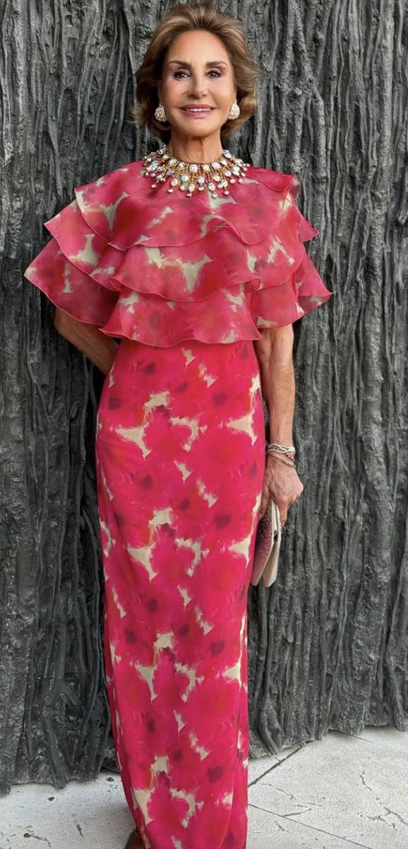 Monicaacentuado's tweet photo. #Madrinas de verano, parte 2.
Las telas para el verano pueden ser gasas, sedas con estampados fluidos que dan calidez y movimiento. No es algo habitual pero rejuvenecen y dan una nota de alegría.
Foto 1 y 2 - de Jorge Vázquez
Foto 3 - de Colima
Foto 4 - de Redondo brand https://t.co/vzC5K7GK9w