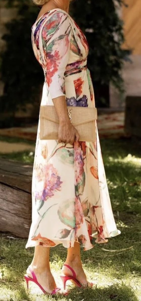 Monicaacentuado's tweet photo. #Madrinas de verano, parte 2.
Las telas para el verano pueden ser gasas, sedas con estampados fluidos que dan calidez y movimiento. No es algo habitual pero rejuvenecen y dan una nota de alegría.
Foto 1 y 2 - de Jorge Vázquez
Foto 3 - de Colima
Foto 4 - de Redondo brand https://t.co/vzC5K7GK9w