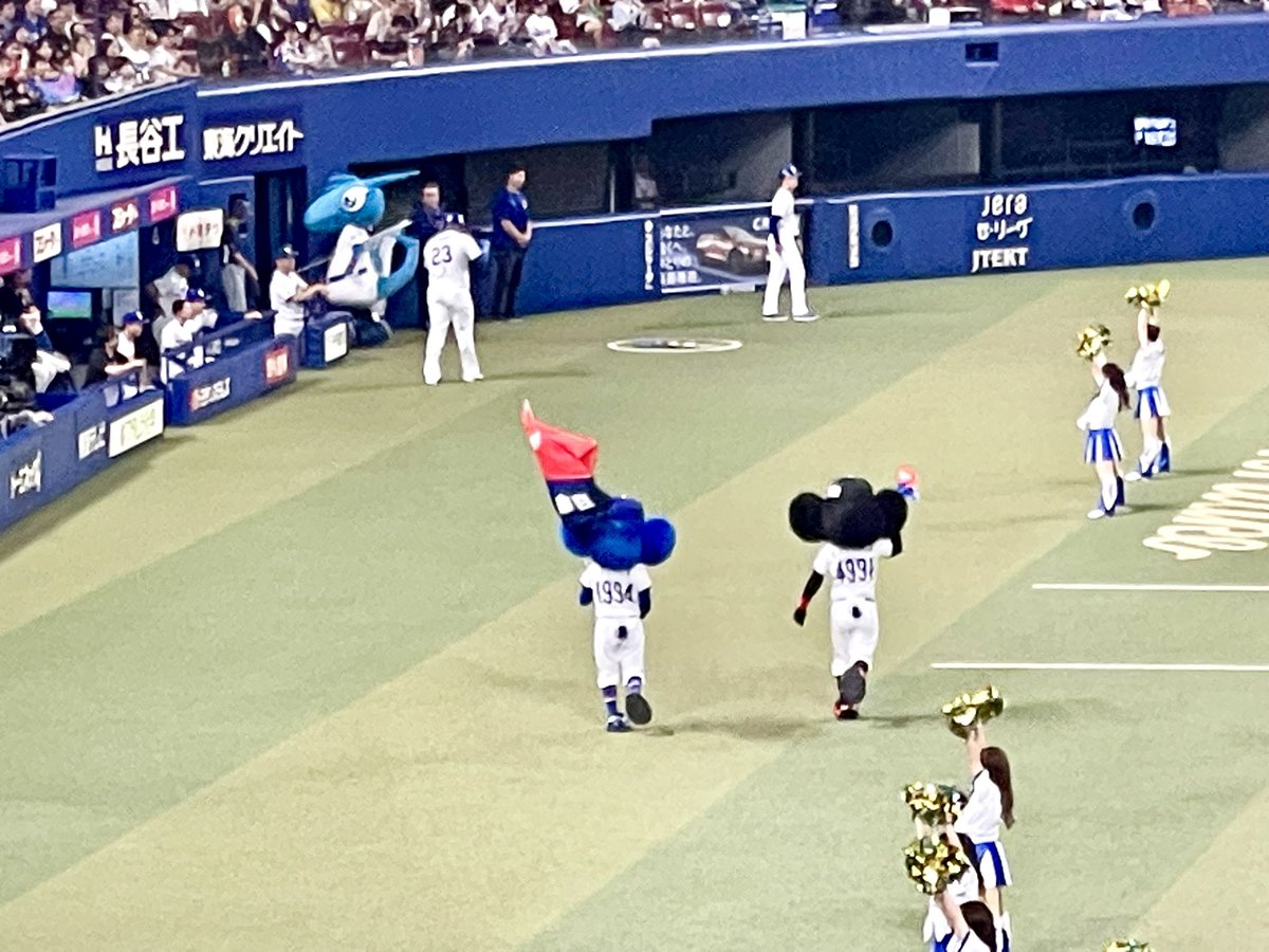 limetree525's tweet photo. 🐨💙🖤
「ブルーサマーフェスティバル2026」
チームは三連勝🔥試合後のOmoinotakeミニライブで聴く「幾億光年」は最高すぎた…！
ブラックドアラも見られて大満足🐨
今週は月に一度のホールケーキの日に、
A.cocotto bisさんの
七夕をイメージした限定かき氷を頂き
ブルーサマーづくしが完了しました💙 https://t.co/AgFAwgPqeF