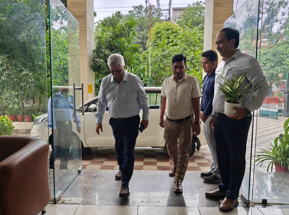 CwcRolucknow's tweet photo. Sh Santosh Sinha, Managing Director, #CWC visited the Regional Office, Lucknow, on 11.07.2026. He reviewed the region's Q1 performance for FY 2026-27, appreciated the team and shared key insights to motivate the team towards the year's goals.
@cwc_warehouse
@MDCWC https://t.co/mwlrJYEvWQ