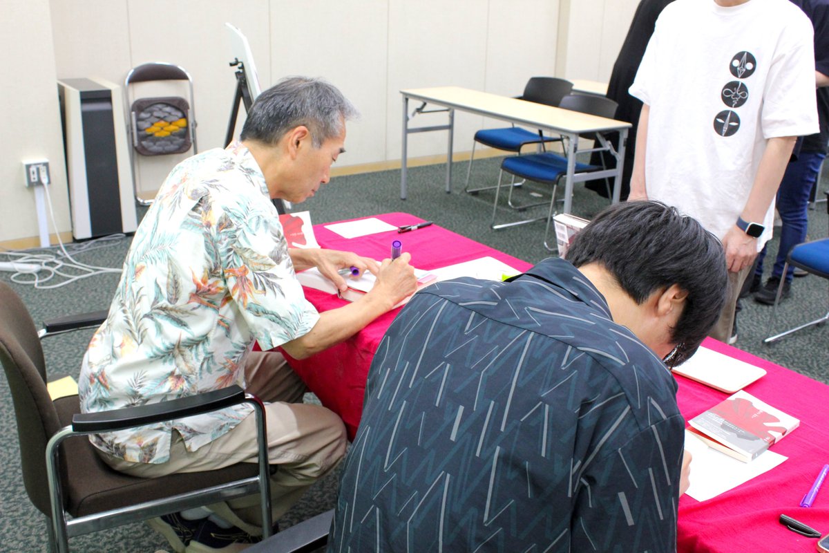 EtoKentaro's tweet photo. 保坂さんの横で、一丁前にサインするわたし https://t.co/KyrNHGNgAS