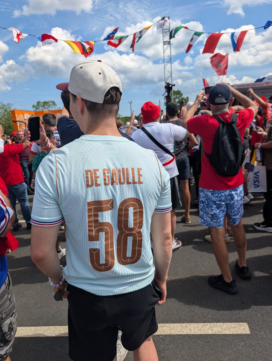 bosektaze's tweet photo. @florianederer That's a proper french fan, love it. https://t.co/sjm4sVWW4W