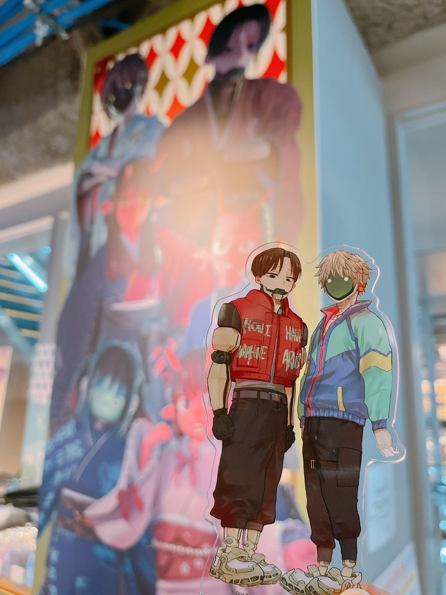 3Dq5u's tweet photo. ポプショいったらやっぱり🦾くんのアクスタ列が見事に無くて

「これ📺の列とかに一人だけ隠れてるんじゃないかな」というよく分からない妄想でじっと📺のアクスタ列眺めてました👀

これは京都ポプショの思い出 https://t.co/SDqLM5xl47