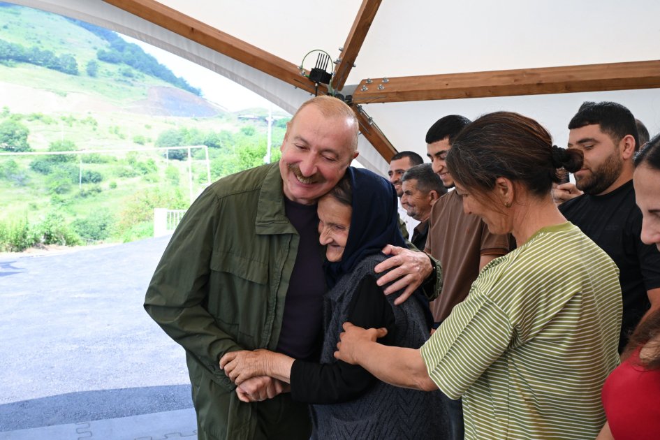 AydinKerimov_Az's tweet photo. Prezident İlham Əliyev Şuşanın Kiçik Qaladərəsi kəndində görülən işlərlə tanış olub və kəndə qayıdan sakinlərlə görüşüb

https://t.co/gMNvMZCb2V https://t.co/zCl6EnVwSe