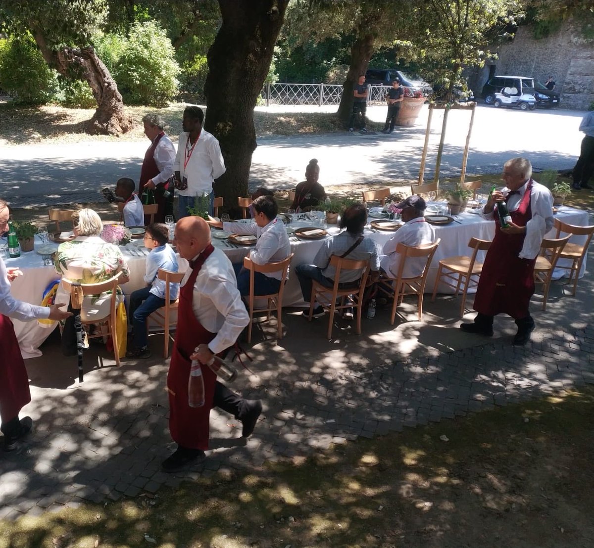 evaenlaradio's tweet photo. En #Castelgandolfo, todo preparado para el almuerzo con el #Papa
Sus cerca de 200 invitados, entre ellos unos 35 niños junto a sus familias degustarán pasta a la amatriciana, asado de ternera, otras especialidades italianas, y de postre,  fresas con nata.
📷 AIGAV https://t.co/6xKoBGNFWr