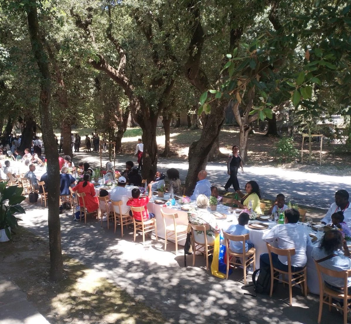 evaenlaradio's tweet photo. En #Castelgandolfo, todo preparado para el almuerzo con el #Papa
Sus cerca de 200 invitados, entre ellos unos 35 niños junto a sus familias degustarán pasta a la amatriciana, asado de ternera, otras especialidades italianas, y de postre,  fresas con nata.
📷 AIGAV https://t.co/6xKoBGNFWr