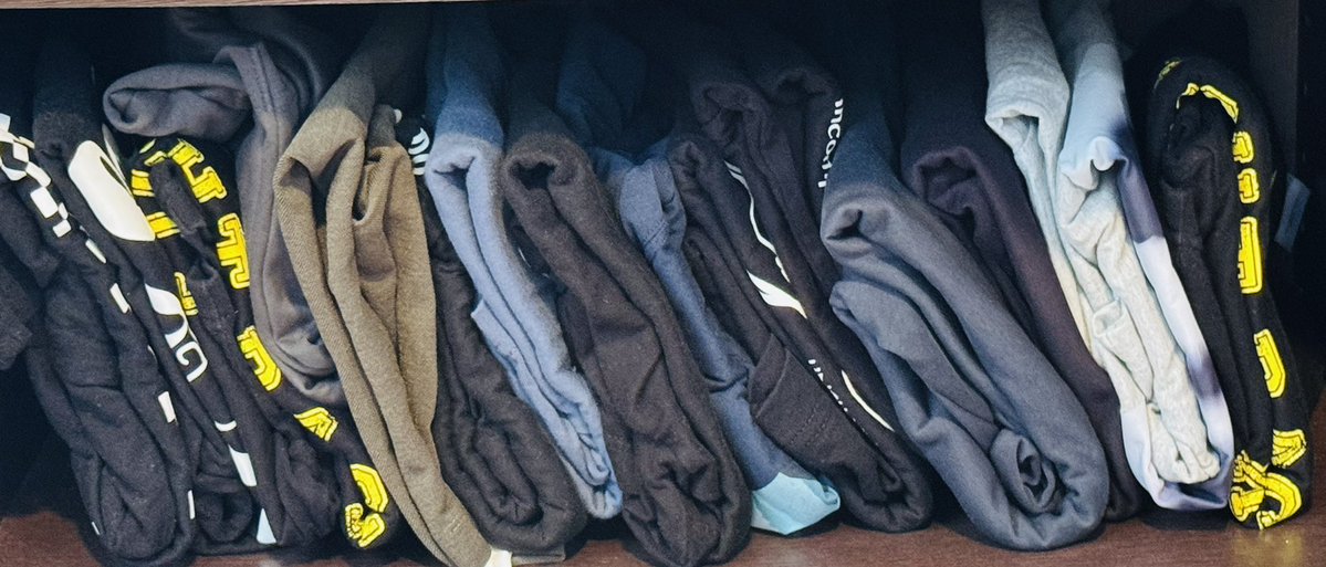 keyboardonny's tweet photo. バンドを愛する皆様が必ず直面する課題
「バンドTシャツ増えすぎて収納足りなくなる問題」を私も抱えてます

好きなバンドのTシャツが欲しくて次々購入しちゃう「IN」側より
あまり言及されないけど、どのTシャツも思い入れありすぎて、軽々しく処分できないという「OUT」側も重要な課題ですよねぇ https://t.co/57ChavDYAy