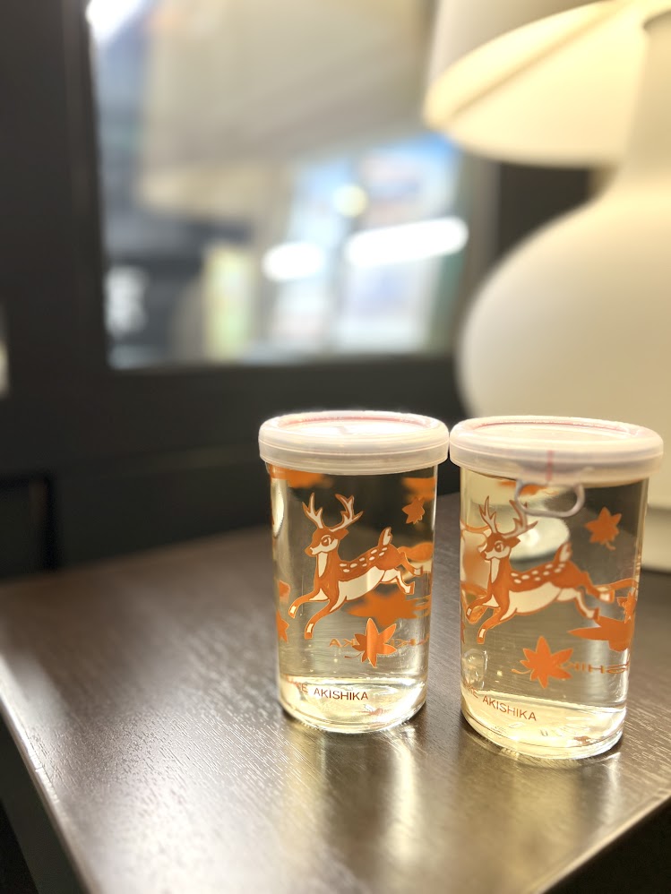 OATHOTEL's tweet photo. ⋱#大阪空港ホテル で名酒が買える🍶⋰
『#秋鹿　バンビカップ　純米酒』　300ml
￣￣￣￣￣￣￣￣￣￣￣￣￣￣
秋鹿酒造有限会社
産地：京都府京都市

麴米に酒造好適米・掛米に一般米を使用した純米酒で、辛口のしっかり濃醇な味わいながら、非常に口当たりが良い一本です🦌🍂カップのバンビがcute💓 https://t.co/ZhpHXiNHuj