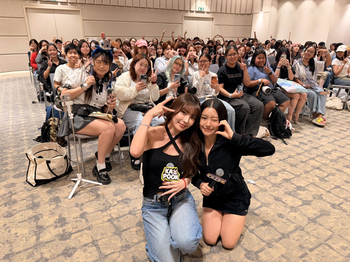 GmmtvShop's tweet photo. ขอบคุณทุกคนที่มาร่วมกิจกรรม Fan Sign ครั้งแรกของ กระปุก-ไซซี ในงาน Y BOOK FAIR 11 วันนี้น้า ดีใจที่ได้เจอทุกคนเลยน้า

@KPloynira @Ciize155cm

#YBOOKFAIR11xKapookCiize
#GMMTV https://t.co/0d9knfXD2t
