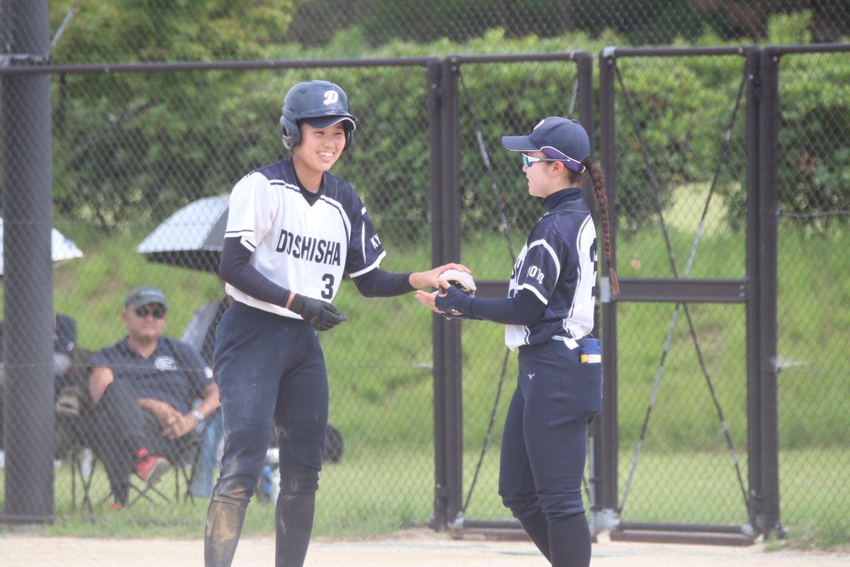 doshisha_soft_'s tweet photo. 【全日本総合 近畿予選】
VS 大阪大谷大学 1-0⚪️
VS 武庫川女子大学4-2 ⚪️

本日の試合は好投手を相手に苦戦するものの、2アウトからチャンスを作り、得点することができました。
本日の結果を受けて、3年連続の全日本総合選手権大会の出場権を獲得しました。
さらに高みを目指して練習に励みます。 https://t.co/bhYbSLyIPU