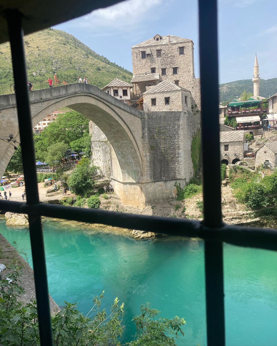 UAlkacir's tweet photo. Mostar köprüsünü ziyaretimde, köprünün girişinde ki bu taş dikkatimi çekmişti, üstünde ‘93 Unutma’ yazıyor...

"Ne yaparsanız yapın, ama soykırımı unutmayın. Çünkü  unutulan soykırım tekrarlanır."
Aliya İzzetbegoviç 
#SrebrenitsaKatliamı 
#SrebrenitsaSoykırımı 
#SrebrenicaGenocide 
#Srebrenitsa31Yıl 
#Srebrenitsa 🇧🇦