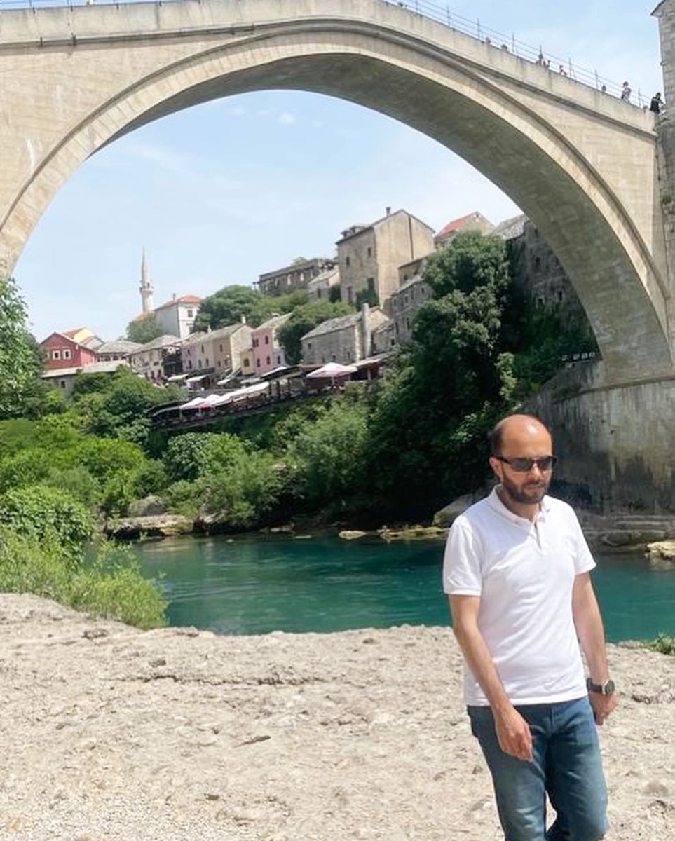 UAlkacir's tweet photo. Mostar köprüsünü ziyaretimde, köprünün girişinde ki bu taş dikkatimi çekmişti, üstünde ‘93 Unutma’ yazıyor...

"Ne yaparsanız yapın, ama soykırımı unutmayın. Çünkü  unutulan soykırım tekrarlanır."
Aliya İzzetbegoviç 
#SrebrenitsaKatliamı 
#SrebrenitsaSoykırımı 
#SrebrenicaGenocide 
#Srebrenitsa31Yıl 
#Srebrenitsa 🇧🇦