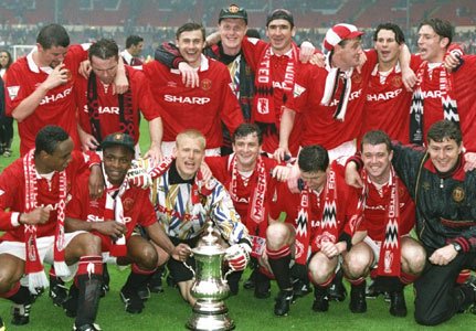 Fergie_Years's tweet photo. Head to head - who wins? The 94 double winning side or the 99 treble winning side? #mufc https://t.co/esRINeThdU