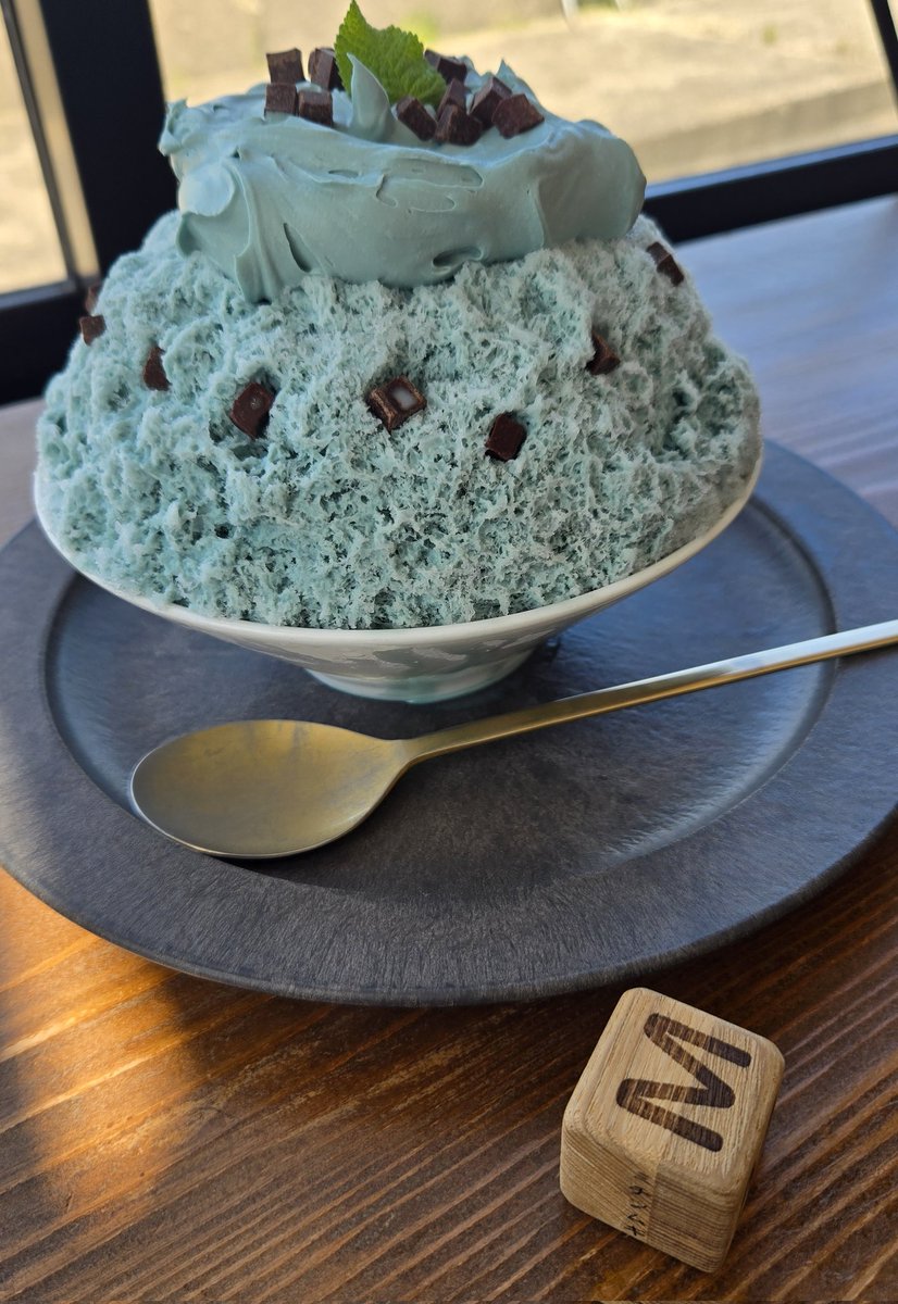 nightdego's tweet photo. 金曜日貴重な平日休み🎶
年一の検診後にかき氷✨✨
チョコミントかき氷です🍧
中にはザクザククッキー入り
美味しかったです
付き合ってくれた友達に感謝です https://t.co/89B5LdNTtb