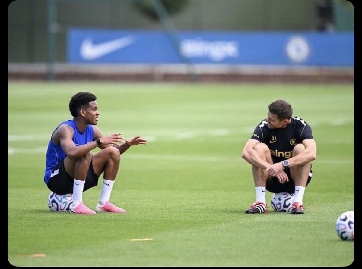 SarrYama25's tweet photo. « Puis il a commencé à jouer Reece James au milieu de terrain »😩 https://t.co/bczdcgbkIt