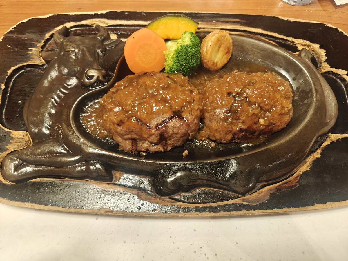 MfMf_oneco's tweet photo. 昨日、急遽の帰省によりハンバーグ食ったわ。 https://t.co/SyzqyG66Xi