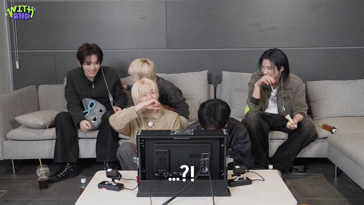 xnocxnocx's tweet photo. 운학이 전생에 거지라니까 뒤로 넘어가더니 엄마아빠 없다니까 존나숙연해짐 https://t.co/nRSuhixiL8