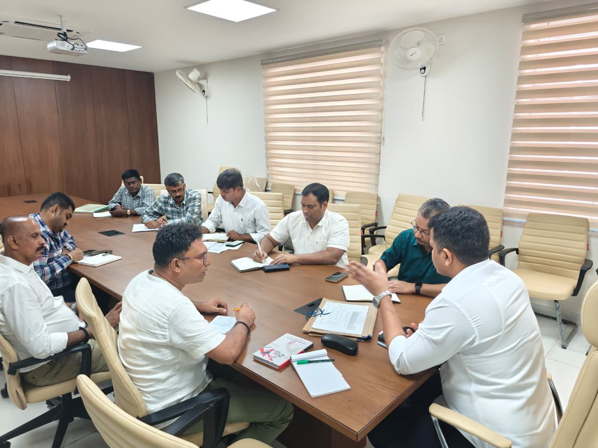 CaptBrijesh's tweet photo. Held a meeting with Shri Mudit Mittal, IRAS, Divisional Railway Manager, South Western Railway, Mysuru Division, at my office today to discuss key railway infrastructure and connectivity issues concerning Dakshina Kannada.

@SWRRLY 

#IndianRailways #RailInfrastructure
#DakshinaKannada