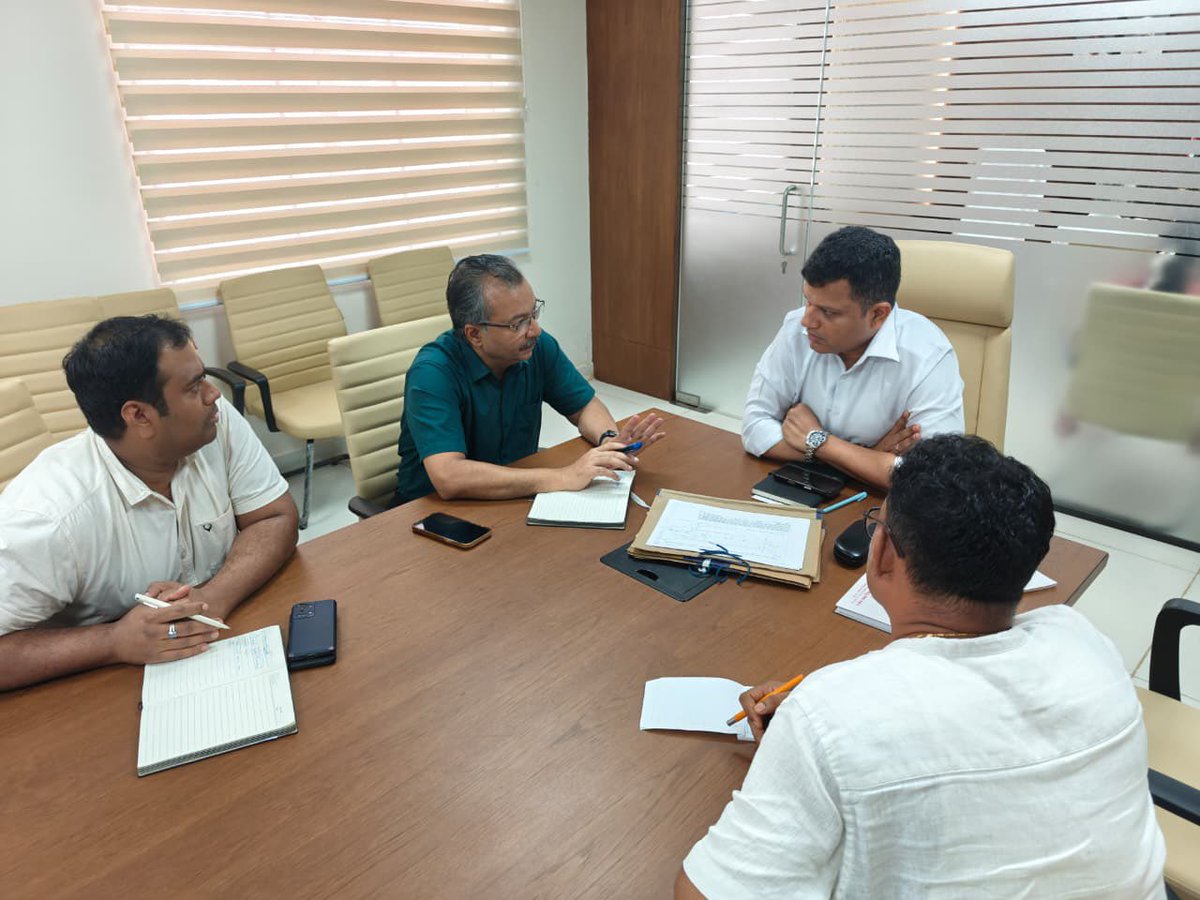 CaptBrijesh's tweet photo. Held a meeting with Shri Mudit Mittal, IRAS, Divisional Railway Manager, South Western Railway, Mysuru Division, at my office today to discuss key railway infrastructure and connectivity issues concerning Dakshina Kannada.

@SWRRLY 

#IndianRailways #RailInfrastructure
#DakshinaKannada