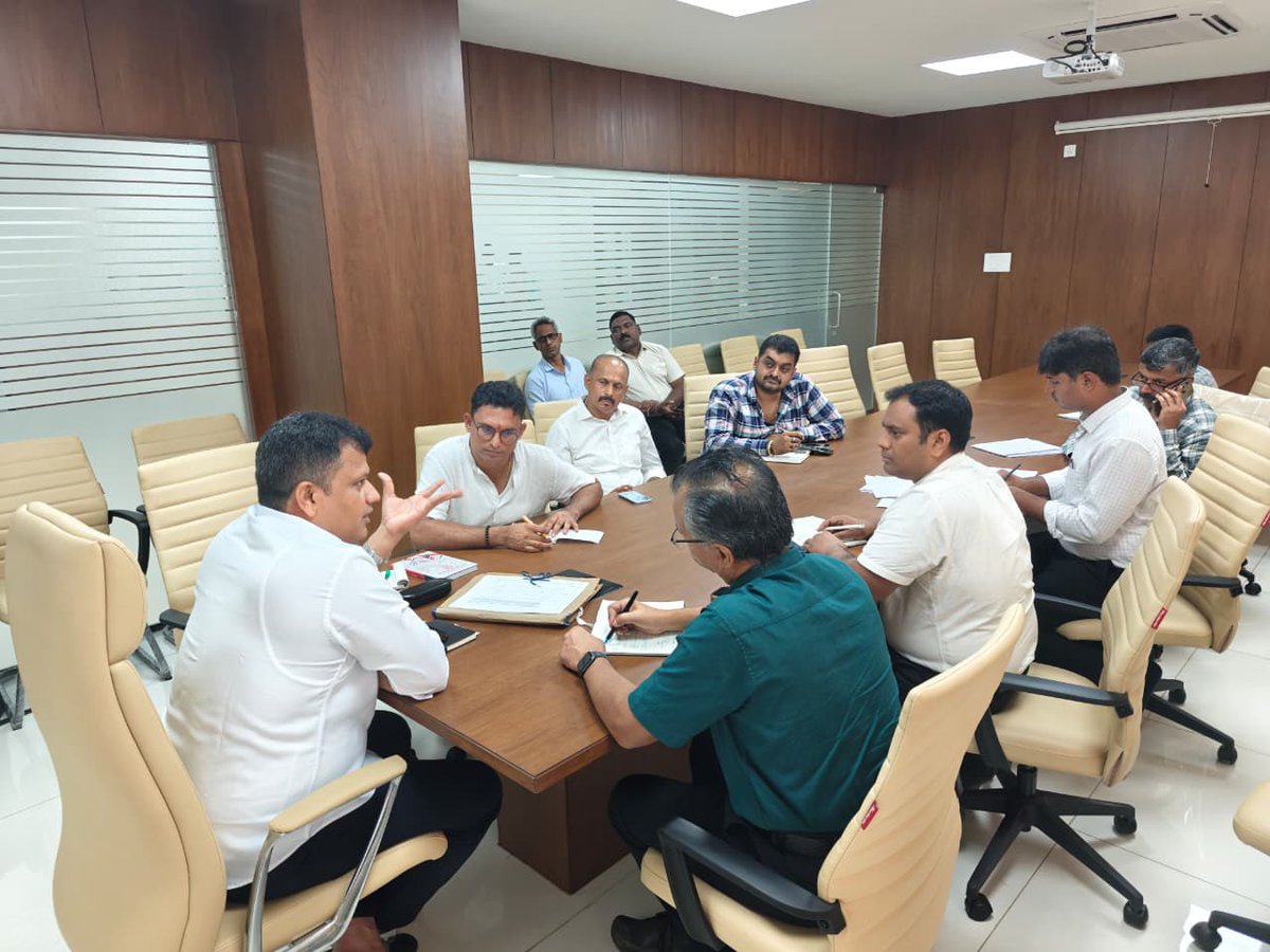 CaptBrijesh's tweet photo. Held a meeting with Shri Mudit Mittal, IRAS, Divisional Railway Manager, South Western Railway, Mysuru Division, at my office today to discuss key railway infrastructure and connectivity issues concerning Dakshina Kannada.

@SWRRLY 

#IndianRailways #RailInfrastructure
#DakshinaKannada