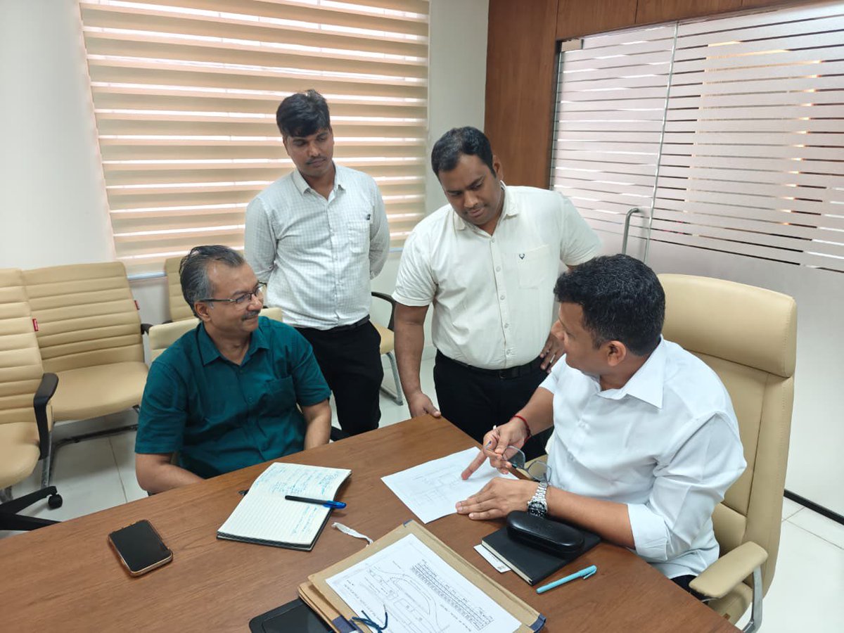 CaptBrijesh's tweet photo. Held a meeting with Shri Mudit Mittal, IRAS, Divisional Railway Manager, South Western Railway, Mysuru Division, at my office today to discuss key railway infrastructure and connectivity issues concerning Dakshina Kannada.

@SWRRLY 

#IndianRailways #RailInfrastructure
#DakshinaKannada