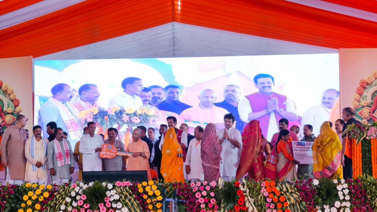 SinghRPN's tweet photo. प्रगति पथ पर अग्रसर कुशीनगर, डबल इंजन सरकार की नीतियों से संवर रहा हर क्षेत्र।

आज जनपद कुशीनगर के टेकुआटार में उत्तर प्रदेश के माननीय मुख्यमंत्री श्री @myogiadityanath जी द्वारा कुशीनगर, रामकोला और हाटा विधानसभा क्षेत्रों के लिए ₹525 करोड़ से अधिक की विकास परियोजनाओं का लोकार्पण एवं शिलान्यास किया गया।

माननीय प्रधानमंत्री श्री @narendramodi जी के कुशल मार्गदर्शन और माननीय मुख्यमंत्री जी के नेतृत्व में उत्तर प्रदेश निरंतर प्रगति के नए कीर्तिमान स्थापित कर रहा है।