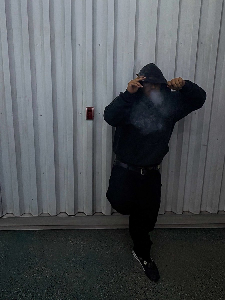 211xp323's tweet photo. Who wanna smoke a blunt and fuck? https://t.co/w7stDA8p9v