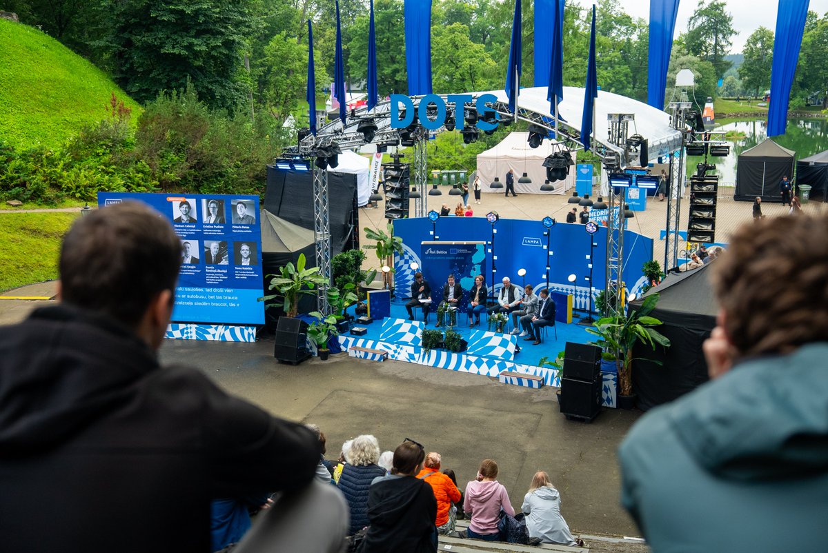 Sat_Min's tweet photo. Atskats no @FestivalsLAMPA, kur diskutējām par Rail Baltica projektu un Rīgas Centrālo staciju.

Sarunā pievērsāmies tam, ko RCS dienvidu daļas izbūve nozīmēs pasažieriem, kādi soļi vēl sekos.

#LAMPA #RailBaltica #CEFTransport #Atveseļošanasfonds #RīgasCentrālāStacija #Vivi https://t.co/DXpshPLFpJ