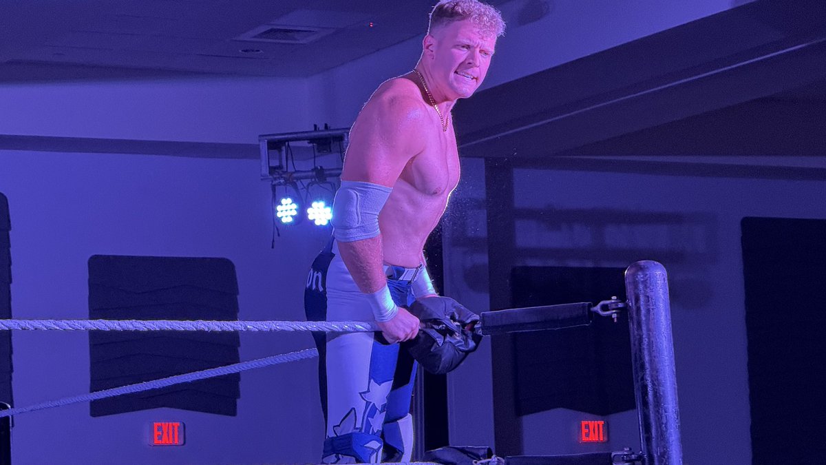 SumBlinkGreen's tweet photo. A few more from #nxtvenice. @TheJimCornette was spot on about the Mason Rook kid. Didn’t realize it was the same guy I called Obese Nick Wayne until someone let me know. Not at all an intimidating presence. Just looks like a guy you’d see selling cell phone cases at Best Buy. https://t.co/YI2BBUU9xE