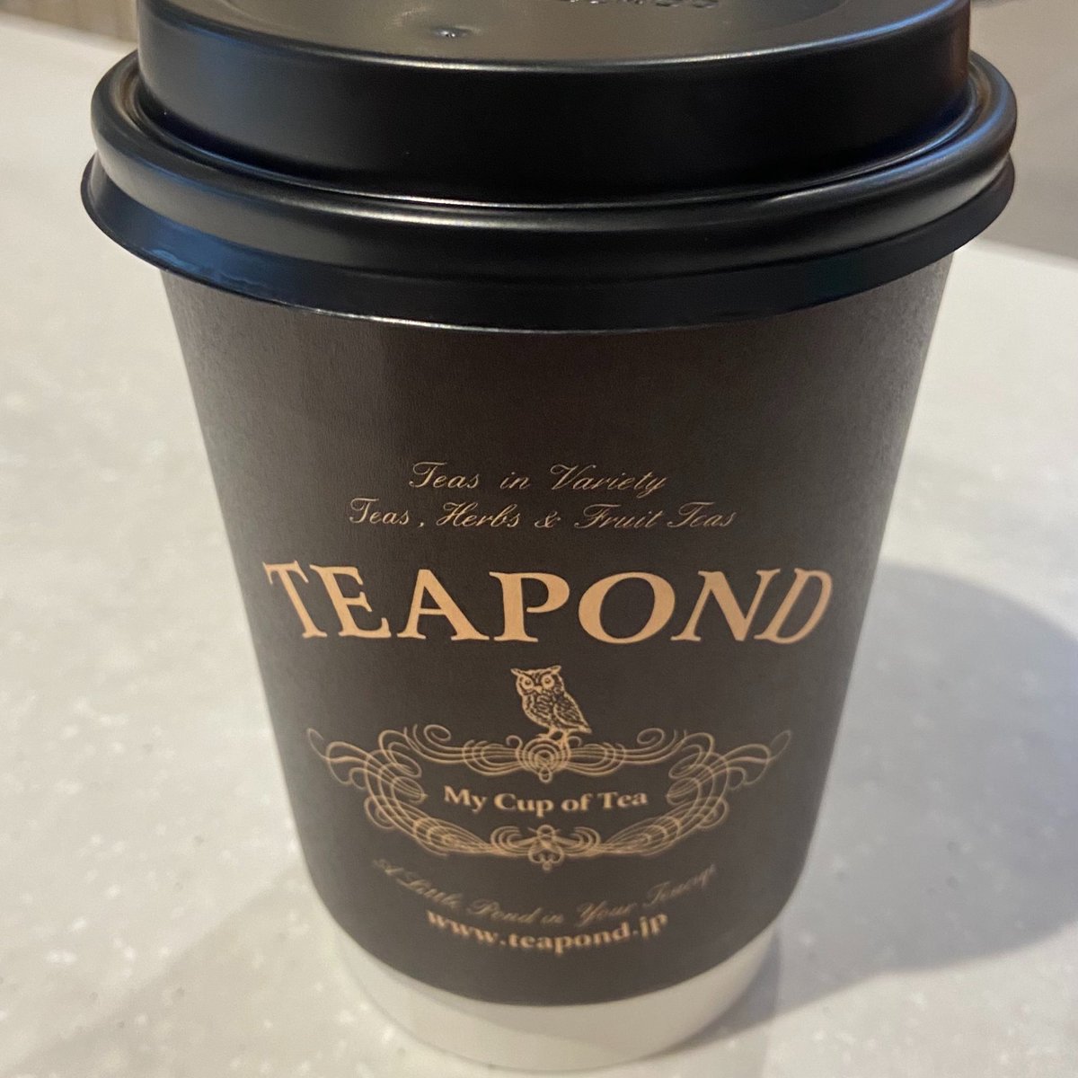 microayatron's tweet photo. 数年前、観光旅程に清澄白河のTEAPONDをねじ込んだ程度にはミーハーなんだが、ついに名古屋栄HAERAに新店舗ができたと聞いて、さっそく本日のホットティーをテイクアウト🥡
ドリンクは18時までしか買えないのでお早めに🦭💨 https://t.co/vFV2erkwZ2
