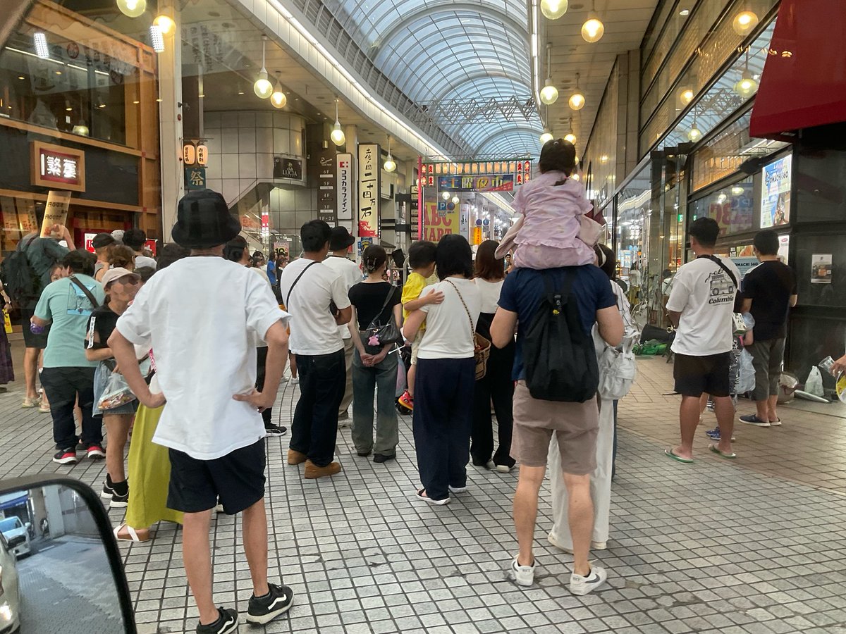 kochi_nomu's tweet photo. 今日もアッシーでお城下^ ^ なんやかやイベントしよってこじゃんと人が出ちゅう！げに、葉牡丹も前へ並んじょった。#高知 #帯屋町 #お城下 #追手筋 #中央公園 #居酒屋 #葉牡丹 https://t.co/LYvM0LqRT7