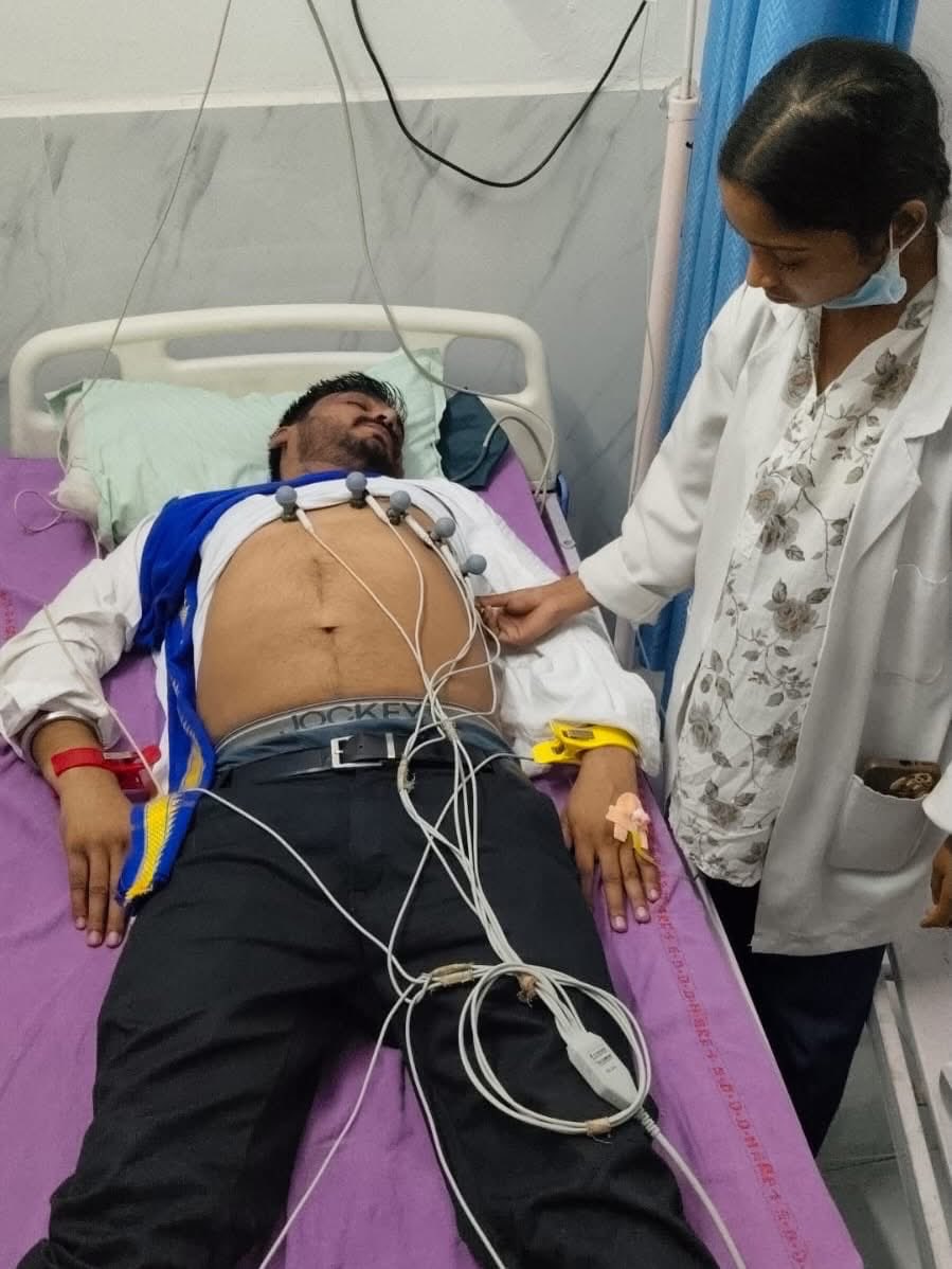 ReshamPal7088's tweet photo. आज मेरठ जाते भीम आर्मी जय भीम संगठन के राष्ट्रीय अध्यक्ष मनजीत सिंह नौटियाल को पुलिस द्वारा रोकने के दौरान धक्का मुक्की अफ़रातफ़री के माहौल भाई के सीने में इंजरी आ गई है 
आज मेरठ में बहन ललिता गौतम के परिवार को लेकर ADG महोदय मेरठ जोन के शमक्ष पुरे प्रकरण को रखना था l https://t.co/Z7MPDzbl7W