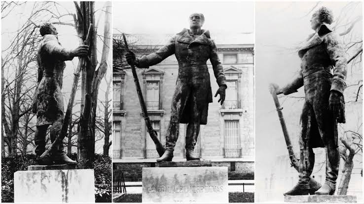 FILIP2220's tweet photo. @Gabrielanahirc @brutalreggie Bajo esa logica, Francia también tenía (los nazis la destruyeron) una escultura sobre su general Thomas Dumas (negro). https://t.co/ivUDc12UqO