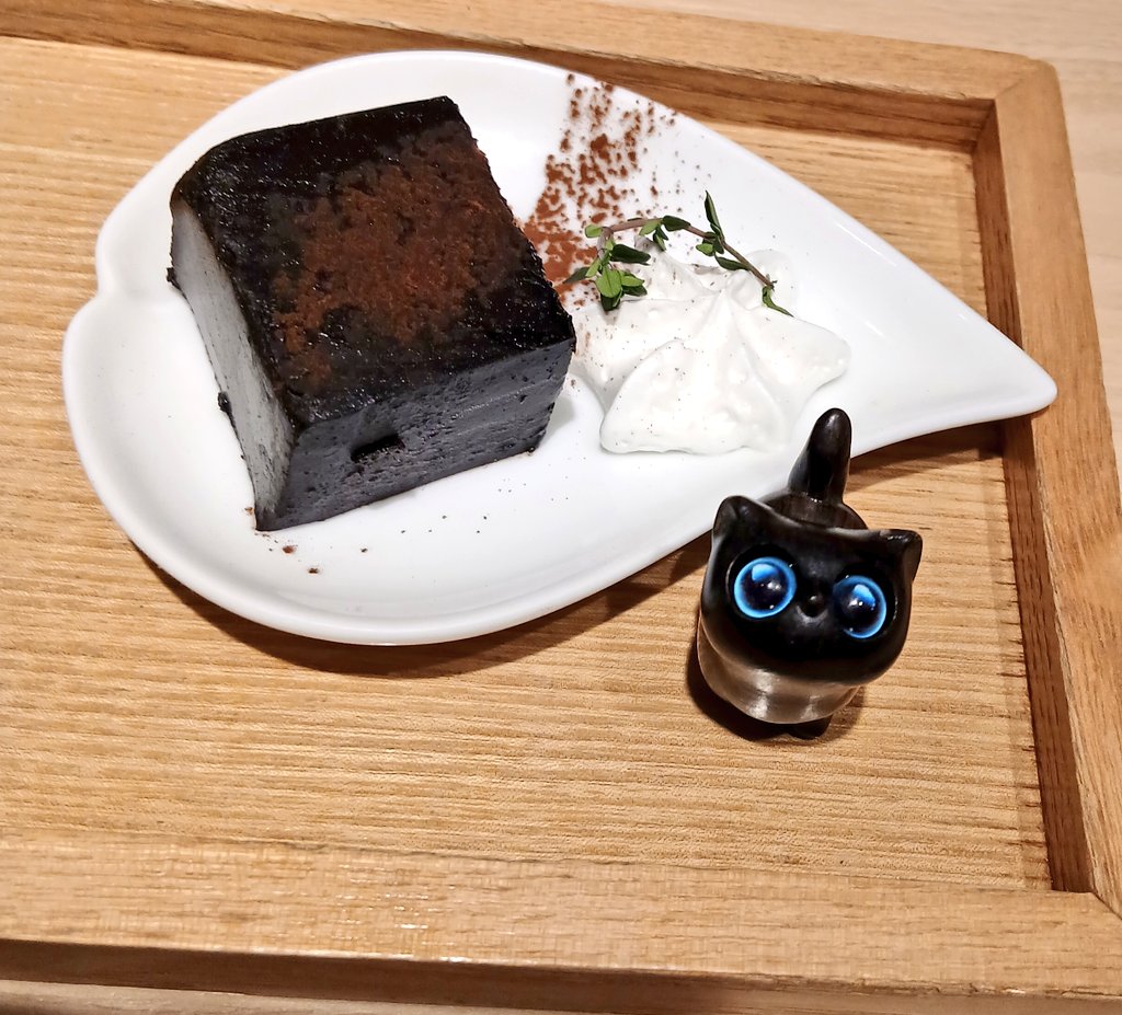 salt__trpg's tweet photo. 私もうまそうなラーメン載せたろと思ったけどうまそうなラーメンがあんまりなかったから、ケーキと撮ったどっかの国から来たお猫さまの写真を載せる https://t.co/cORHjp4wyY