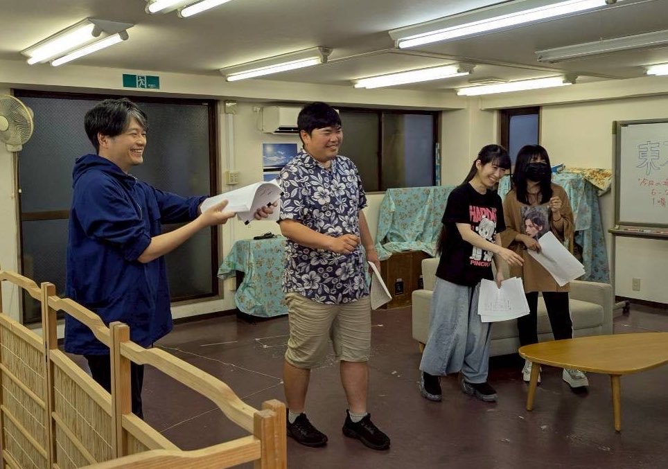 e_miiil__'s tweet photo. お稽古行ってきたよお #AFTERALL！3時間くらいお稽古したら1時間近く寝ないと体力持ちません #AFTERALL！😂物理的に体力もっていかれます。

てか皆さんあらすじ読んで頂けましたか？

｢ノンストップ不倫異能バトル｣

……なにそれ？😌

会話劇ですよ。タワマンが舞台のワンシチュエーション作品。 https://t.co/Eii0GZCpHt