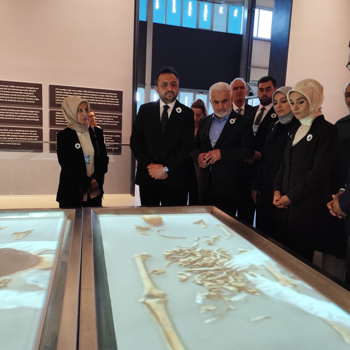 HurDavaPartisi's tweet photo. Genel Başkanımız Sayın Zekeriya Yapıcıoğlu, Srebrenitsa Soykırımı'nın 31'inci yılını anma töreni dolayısıyla bulunduğu Potoçari'de ziyaretlerde bulundu.

İnsanlığa Karşı Suç ve Soykırım Müzesi’ni ziyaret ederek hatıra defterini imzaladı. 

Potoçari Anıt Mezarlığı'nda soykırım kurbanlarına dua edip, Boşnak kardeşlerimizin acılarını paylaştı.